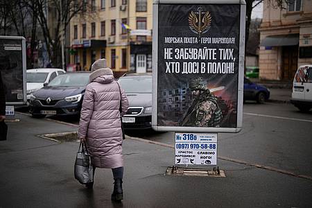 Ein Transparent in Krywyj Rih mit der Aufschrift: «Marineinfanteristen - Helden von Mariupol - vergesst nicht die, die noch in Gefangenschaft sind».