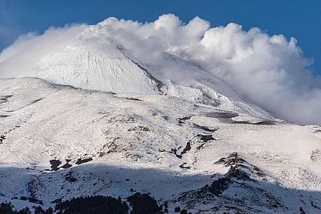 Schnee bedeckt die Südseite des Vulkans Ätna im Osten Siziliens.
