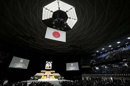 Gäste des Staatsbegräbnisses für Shinzo Abe sitzen in der Kampfsporthalle Nippon Budokan in Tokio.
