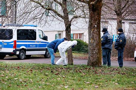 Beamte der Spurensicherung sind im Rahmen der Ermittlungen in Michelbach im Einsatz.