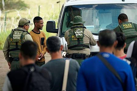 Aus Lateinamerika vertriebene Menschen werden in Texas von der Grenzpatrouille abgefertigt, nachdem sie illegal den Fluss Rio Grande von Mexiko in die USA überquert haben.