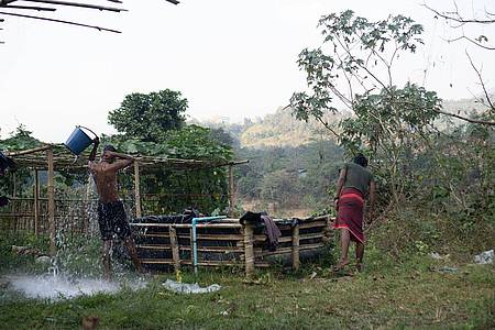 Vertriebene waschen sich in dem Camp im Dschungel von Myanmar.