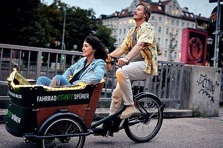 Julika (Lucie Heinze) und Konstantin (Golo Euler)unterwegs in «Eine Liebe später». Foto: Georges Pauly/ARD Degeto/dpa