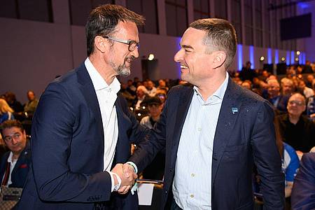 Investor Lars Windhorst (r) wird von Fredi Bobic auf der Hertha-Mitgliederversammlung begrüßt.