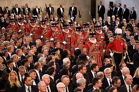 Die Leibgarde des Königs marschiert in die Westminster Hall in London ein.