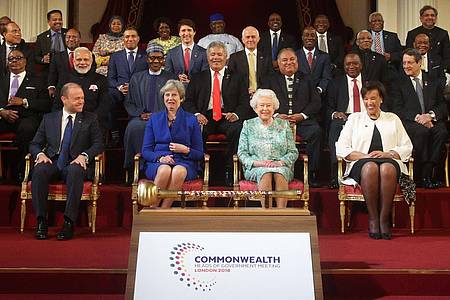 Im Jahr 2018 sitzt Königin Elizabeth II. mit den Regierungsführern der Commonwealth-Staaten für ein Foto zusammen.