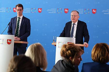 Der Ministerpräsident von NRW, Hendrik Wüst (CDU, l), und Niedersachsens Ministerpräsident Stephan Weil (SPD).