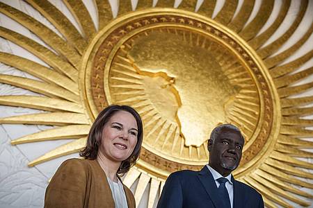 Außenministerin Annalena Baerbock steht neben Moussa Faki Mahamat, dem Vorsitzenden der Kommission der Afrikanischen Union.