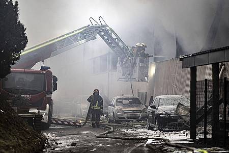 Beim Brand in einem Käselager sind in der Schweiz 11.000 Laibe Greyerzerkäse zerstört worden.