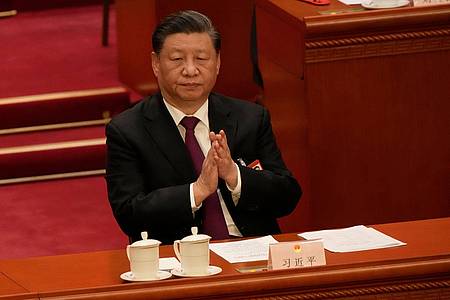 Zwei Tassen für Xi Jinping bei einer Sitzung des Nationalen Volkskongresses. Aber wieso?