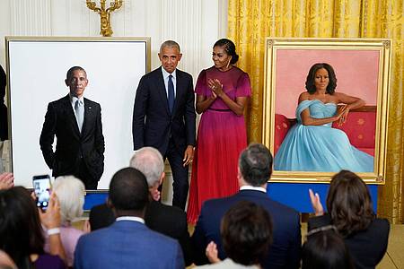 Ex-US-Präsident Barack Obama und die ehemalige First Lady Michelle Obama bei der Enthüllung ihrer offiziellen Porträts im Weißen Haus.