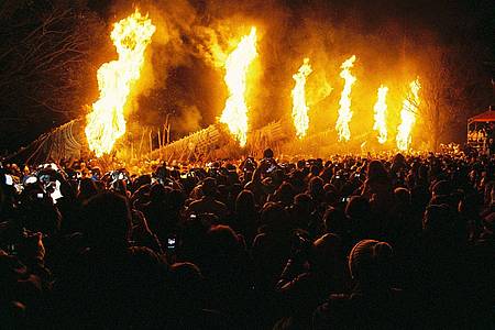 In einer spektakulären «Teufelsnacht» haben Japanerinnen und Japaner bei einem der größten Feuerfeste des Landes «böse Geister» vertrieben.