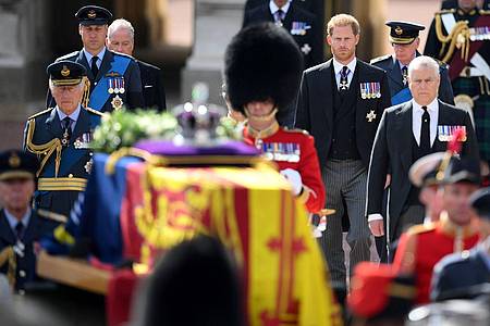 König Charles III., William, Prinz von Wales und Harry, Herzog von Sussex, folgen dem Sarg von Königin Elizabeth II.