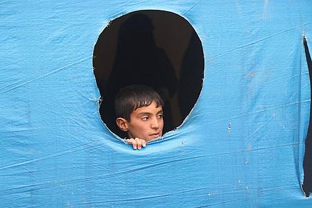 Ein Junge blickt im Flüchtlingslager Al-Hol im Nordostens Syriens aus einem Zelt.