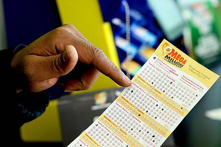 Ein Lottoschein für den Jackpot der Lotterie Mega Millions von rund 1,35 Milliarden Dollar.