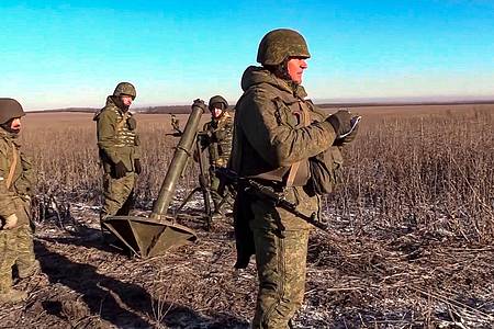 Auf einem vom Verteidigungsministerium in Moskau veröffentlichten Foto sind russische Soldaten mit einem Mörser zu sehen.