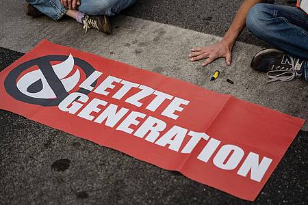 Eine Straßenblockade durch Aktivisten der Gruppe Letzte Generation.