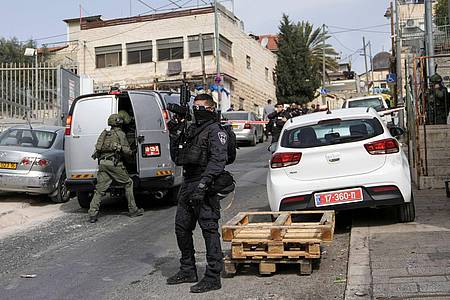 Ein israelischer Polizist sichert den Ort eines erneuten Angriffs, einen Tag nach dem tödlichen Terroranschlag nahe einer Synagoge.
