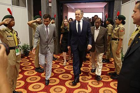 Russlands Außenminister Sergej Lawrow (M) am Rande des G20-Außenministertreffens in Neu Delhi.