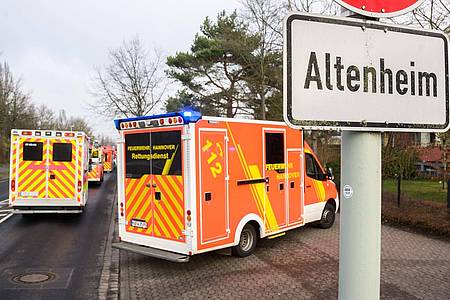 Eine 84-jährige Bewohnerin ist am Morgen bei einem Zimmerbrand ums Leben gekommen. Die Feuerwehr Hannover ist im Großeinsatz.
