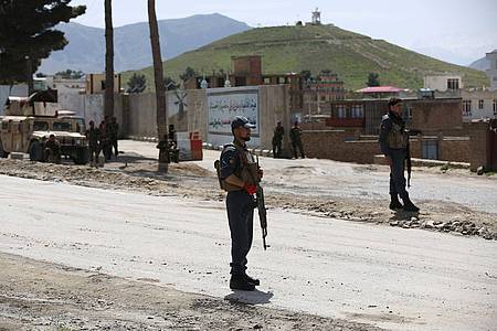 Afghanische Sicherheitskräfte stehen in Kabul Wache. Immer wieder kommt es in der afghanischen Hauptstadt zu Selbstmordanschlägen.