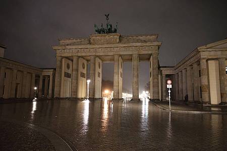 Das Brandenburger Tor ist das Wahrzeichen der Hauptstadt Berlin (Symbolbild).