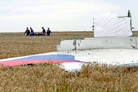 Einsatzkräfte transportieren eine Trage mit einem Leichensack durch ein Getreidefeld an der Absturzstelle der Boeing 777, die als Flug MH17 der Malaysia Airlines etwa 100 km östlich von Donezk abstürzte.