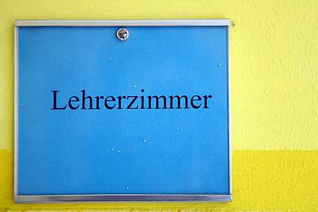 «Lehrerzimmer» steht auf einem Schild in einer Grundschule. In Nordrhein-Westfalen sind nach einer jüngsten Statistik rund 8000 Lehrerstellen nicht besetzt. Auch in anderen Bundesländern fehlen Lehrer.