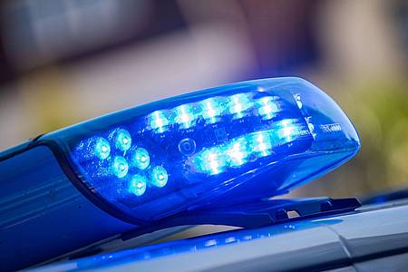 Ein Blaulicht ist auf dem Dach eines Polizeifahrzeugs zu sehen. Die Polizei in Stattgart hat einen mit einem Messer bewaffneten Mann festgenommen.