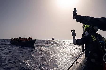 Crew-Mitglieder der «Humanity 1» retten Menschen aus einem überfüllten Boot.