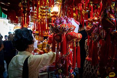 Anhänger in Form von Hasen, die an chinesischen Laternen befestigt sind, werden in einem Geschäft in Bangkoks Chinatown zum Verkauf angeboten.
