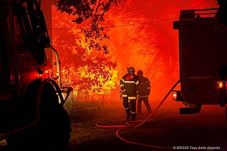 Feuerwehrleute kämpfen nahe Landiras in Südfrankreich gegen einen Waldbrand. Anhaltende Trockenheit und Hitze haben Teile Südeuropas weiterhin fest im Griff.