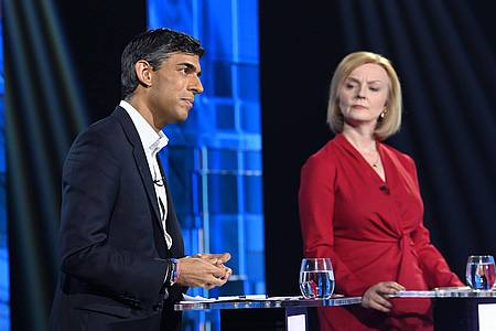 Die konservativen Politiker Rishi Sunak (l.) und Elizabeth Truss während der TV-Debatte «Britain`s Next Prime Minister».