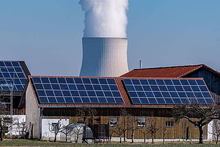 Wasserdampf steigt aus dem Kühlturm des Kernkraftwerks Isar 2.