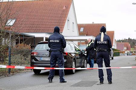 Polizisten vor einem Haus in Wiesendorf.  Ein 14-jähriges Mädchen wurde in dem Ort nahe Erlangen getötet.