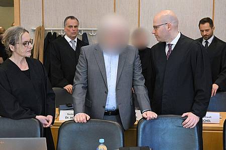Der wegen Bestechlichkeit angeklagte ehemalige Frankfurter Oberstaatsanwalt vor dem Prozessauftakt im Gerichtssaal des Landgerichts in Frankfurt.