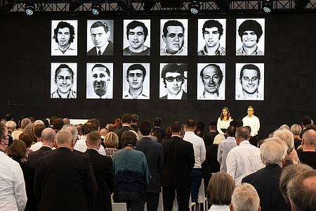 Fotos der Opfer des Anschlags auf israelische Sportler bei den Olympischen Spielen 1972 in München sind während der Gedenkveranstaltung auf dem Fliegerhorst zum 50. Jahrestag des Anschlags zu sehen.