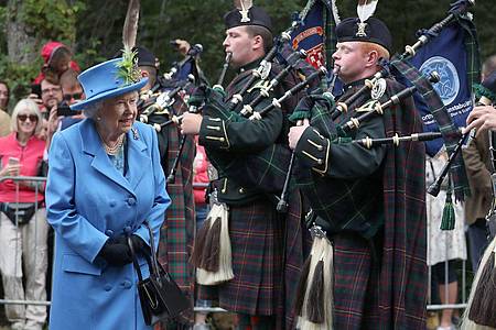 Königin Elizabeth II. wird bei ihrer Ankunft in Balmoral (2018) von Dudelsackspielern des «Royal Regiment of Scotland» empfangen.