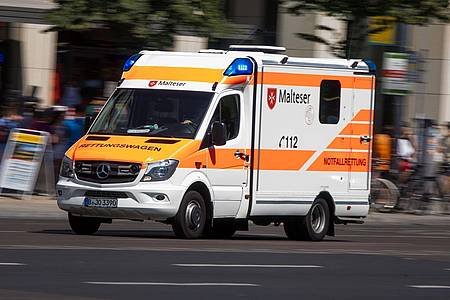 Ein Rettungswagen mit Blaulicht: Was ist los bei den Helfern in NRW?