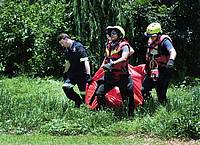 Rettungskräfte tragen die Leiche eines Überschwemmungsopfers, das aus dem Fluss Jukskei geborgen wurde.