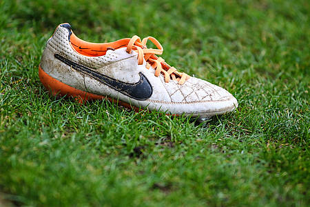 Fußballschuh auf Rasen / Bundesliga