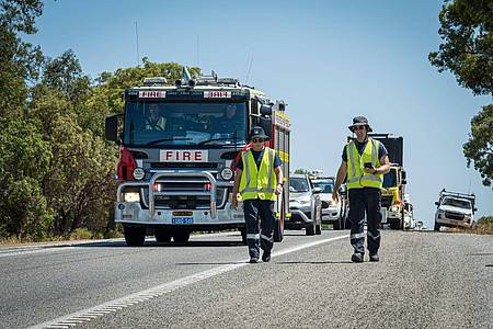 Mitarbeiter des australischen Katastrophenschutzes suchen nach der gefährlichen radioaktiven Kapsel, die während eines Transports durch das Outback verschwunden ist.