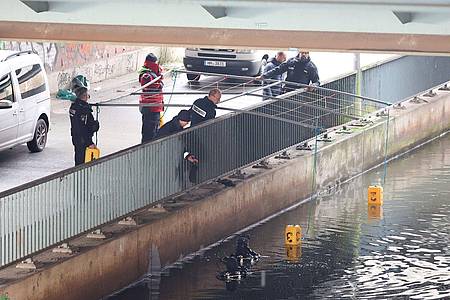 Taucher der Hamburger Polizei bei der Suche in einem Kanal in Wilhelmsburg. Ein Angler hatte hier eine Tüte mit menschlichen Überresten entdeckt.