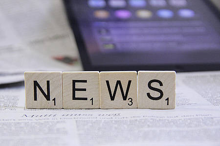 Das Wort News aus Scrabble Buchstaben geschrieben