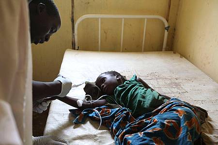 Ein Arzt behandelt in einer nigerianischen Dorfklinik ein an Cholera erkranktes Kind.