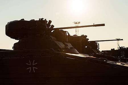 Die Bundesregierung will rund 40 Marder-Schützenpanzer an die Ukraine liefern.