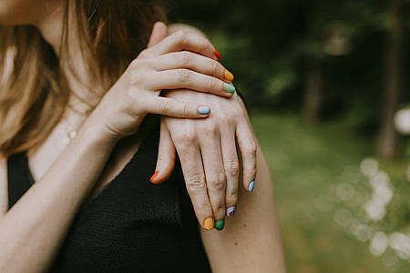 Frauen mit lackierten Fingernägeln