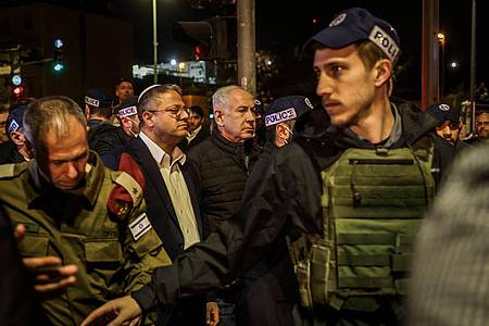 Benjamin Netanjahu (Mr), Premierminister von Israel, und Itamar Ben-Gvir (ML), Minister für nationale Sicherheit von Israel, besuchen den Tatort in der Nähe einer Synagoge.