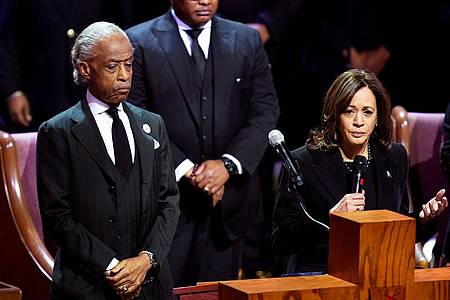 Bürgerrechtler Al Sharpton (l) und US-Vizepräsidentin Kamala Harris nehmen an der Trauerfeier für Tyre Nichols teil.