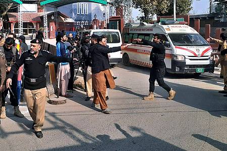 In einer Moschee in der pakistanischen Großstadt Peschawar explodierte eine Bombe. Mindestens 27 Menschen wurden getötet.